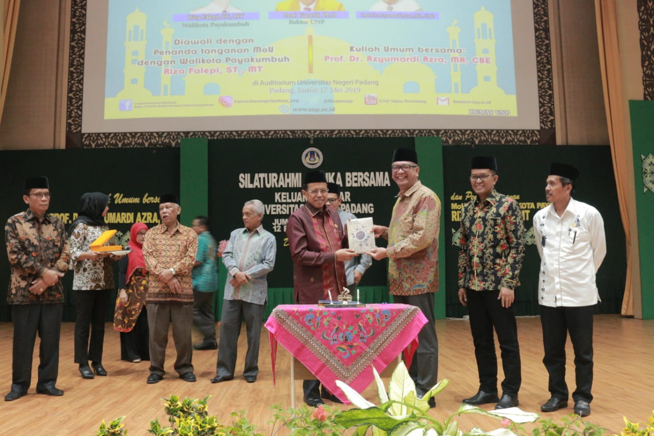 Walikota Payakumbuh menyerahkan buku Payakumbuh City Of Rendang kepada Rektor UNP